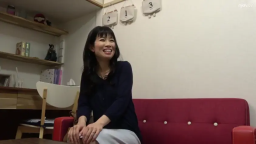 室内 · 坐姿 · 聊天 · 笑容 · 熟女 · 红色沙发 · 深蓝色长袖