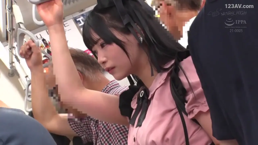 中景 · 电车 · 粉色衬衫 · 站立抓握扶手