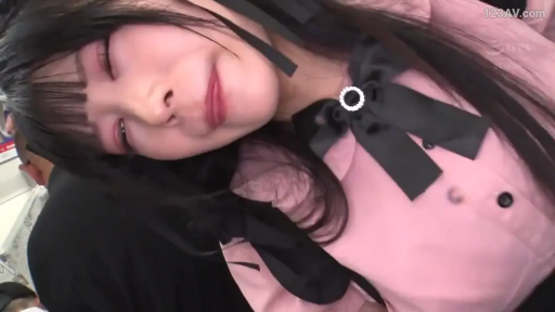 室内 · 脸部特写 · 歪头 · 粉色衬衫