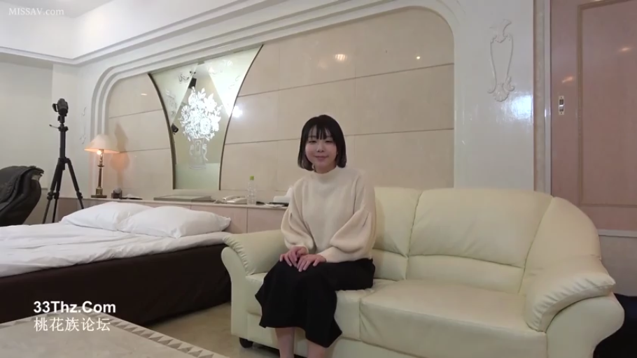 座り姿勢 · 中景 · ソファ · 微笑 · ホテルルーム · カメラに向かって · 高领毛衣