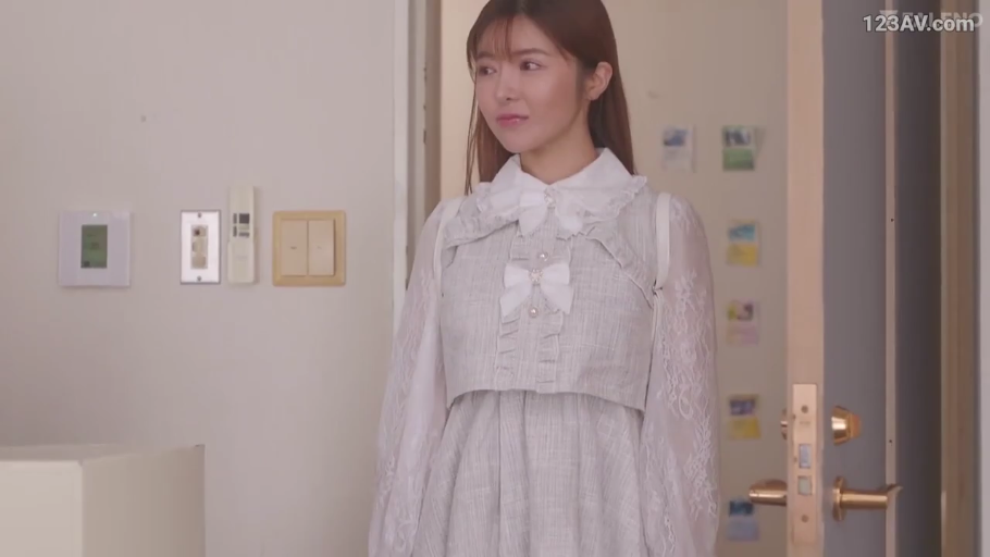 室内 · 站立 · 注视 · 半身像 · 恬静 · 房门 · 长发女性 · 蕾丝连衣裙