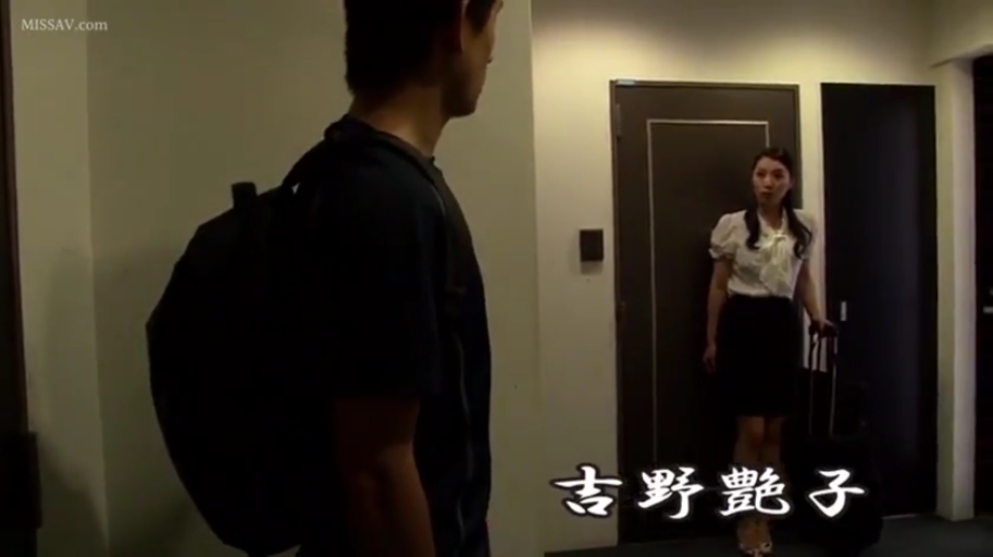 背包 · 室内走廊 · 女人穿白色短袖衬衫配黑色包臀裙 · 男人平静观察