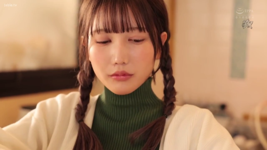室内 · 略显羞涩 · 面部特写 · 绿色高领毛衣