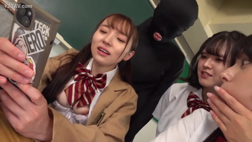 教室 · 卡其色西装外套 · 露点 · 迷茫 · 头套 · 女主胸部特写