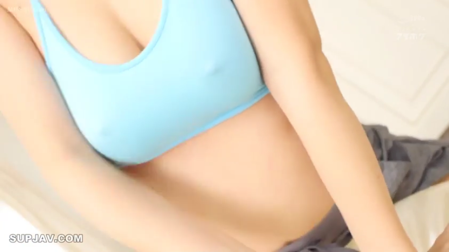 卧室 · 乳头凸起特写 · 浅蓝色运动文胸 · 乳头凸起