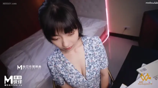 神情迷离 · 卧室 · 面部特写 · 碎花深V连衣裙 · 疑似口交预备姿势