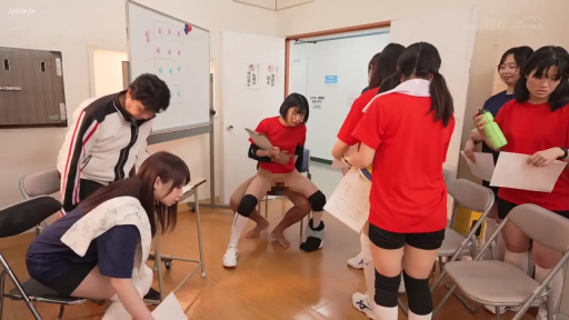 室内 · 全景 · 忍耐 · 多人 · 跨坐 · 折叠椅 · 下身真空 · 当众做爱