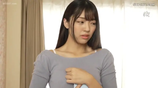 忧郁 · 站立 · 居家 · 上半身 · 窗边 · 灰色针织衫 · 遮挡胸部