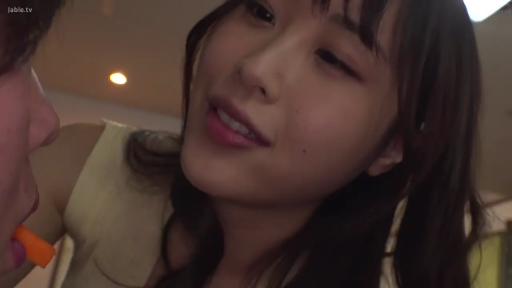 室内 · 浅色背心 · 胡萝卜 · 女性面部特写 · 微笑着看着对方