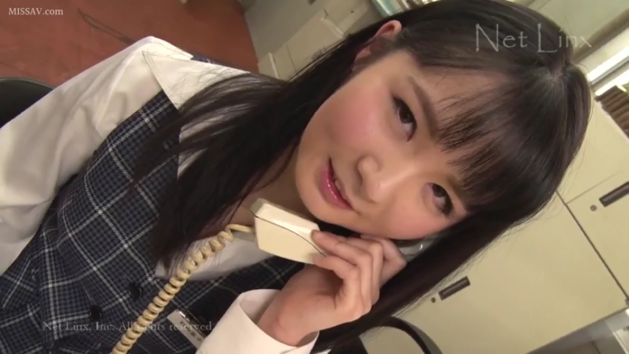 Close-up of the face · 办公室 · 注视 · 格子背心 · 电话