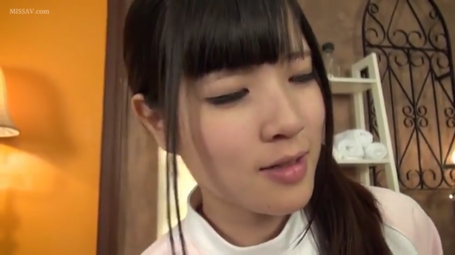 室内 · 脸部 · 白色上衣 · 温柔 · 正面 · 说话 · 齐刘海 · 背景架子