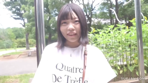 上半身特写 · 自然 · 自然光 · 单肩包 · 向日葵花田 · 白色印花T恤