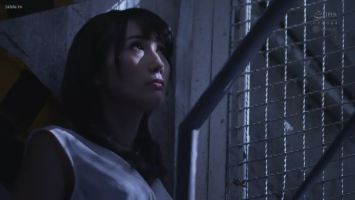 忧郁 · 面部特写 · 观察 · 室内楼梯 · 白色无袖衫 · 成熟女性 · 金属围栏 · 侧姿仰望