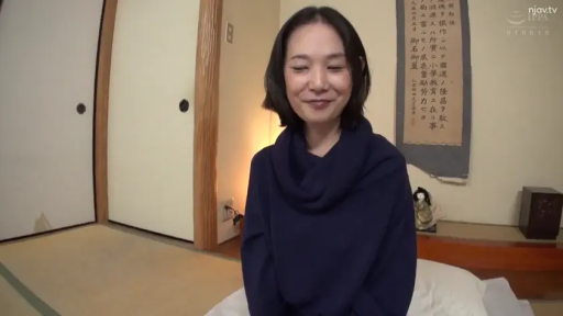 日式房间 · 温柔 · 挂轴 · 面部特写 · 深蓝色高领毛衣