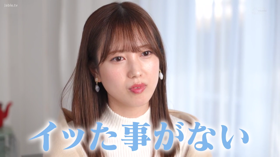 室内 · 脸部特写 · 高领毛衣