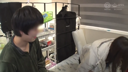室内卧室 · 男性面带微笑 · 女性白色连帽外套