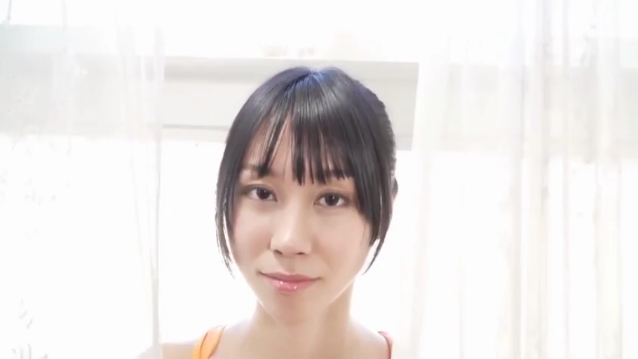 窗边 · 脸部特写 · 微笑 · 吊带衫 · 光线明亮