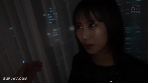 脸部特写 · 站立 · 注视 · 窗帘 · 黑色上衣 · 疑惑 · 室内窗边 · 夜晚