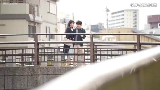 交谈 · 全身 · 微笑 · 手提包 · 行走 · 休闲服 · 白天 · 户外桥梁