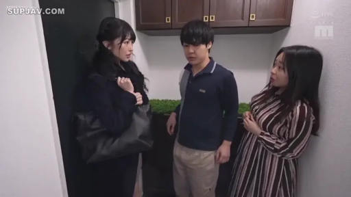 交谈 · 手提包 · 室内玄关 · 卡其色长裤 · 人物半身中景