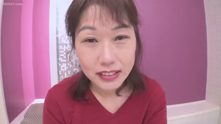 室内 · 脸部特写 · 微微出汗 · 红色短袖上衣 · 皮肤有汗渍