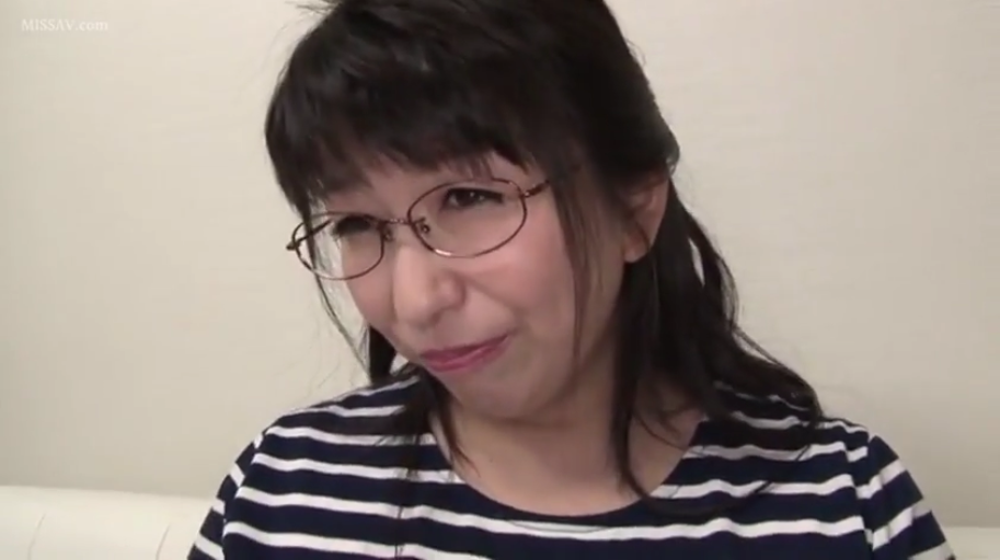 室内 · 尴尬 · 面部特写 · 无 · 黑框眼镜 · 条纹圆领上衣