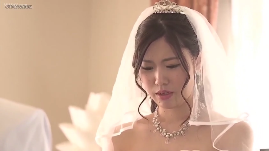 室内 · 啜泣 · 面部特写 · 婚纱 · 皇冠 · 眼泪