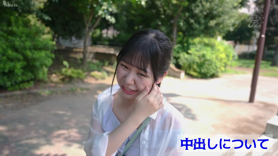 站姿 · 上半身特写 · 公园 · 日文字幕 · 羞涩微笑 · 撩头发 · 白色透视衬衫 · 挎包肩带