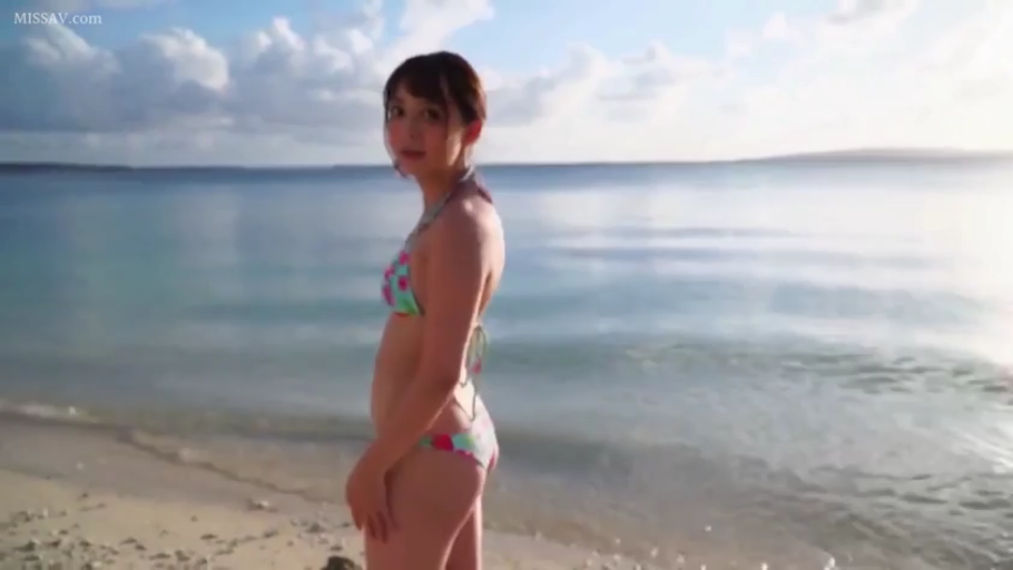注视 · 上半身侧面特写 · 海滩 · 花色比基尼 · 海浪
