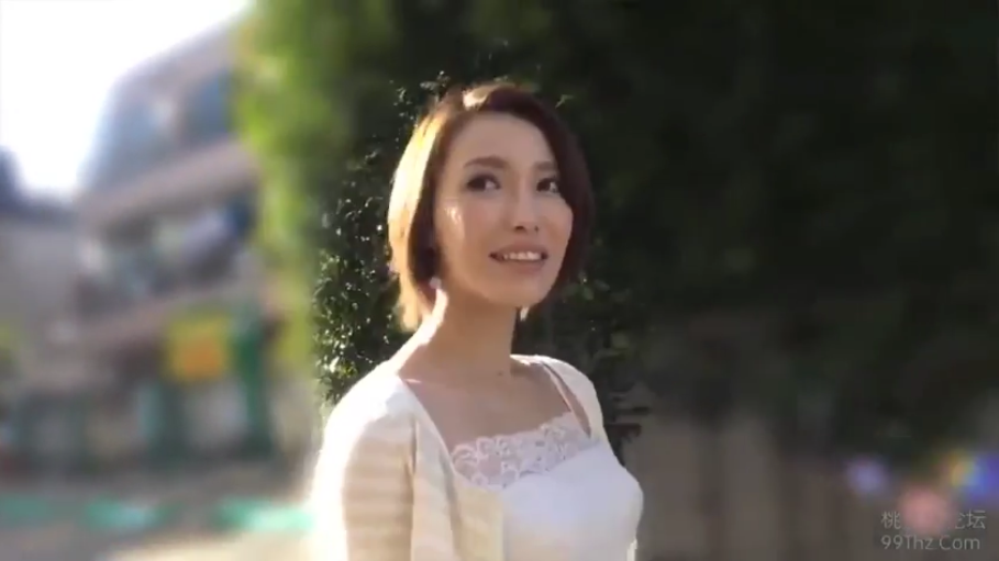 注视 · 上半身特写 · 白色蕾丝上衣 · 户外街道