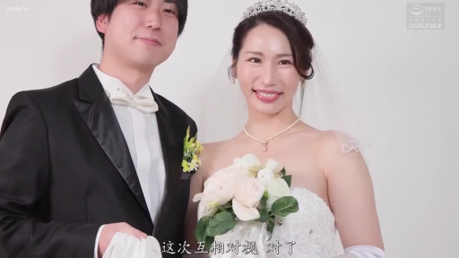 站立 · 上半身 · 婚纱 · 情侣 · 影棚 · 拍照 · 花束 · 幸福