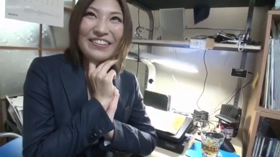 书桌前 · 含情脉脉 · 面部特写 · 酒杯 · 深色职业西装