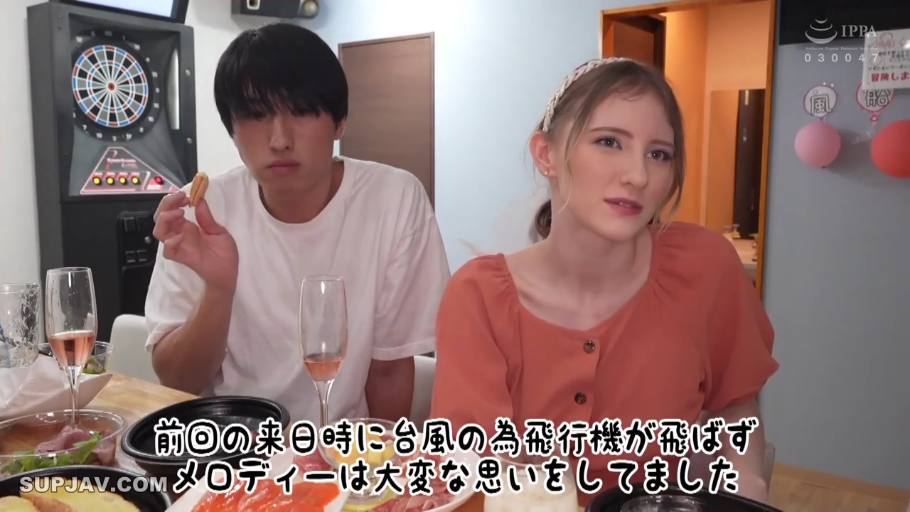 餐厅 · 交谈中的自然表情 · 飞镖盘 · 女性穿着橙色上衣 · 女演员面部特写 · 背景有飞镖机