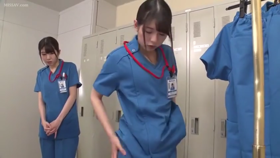 面无表情 · 头部特写 · 工作证 · 蓝色护士服 · 医院更衣室
