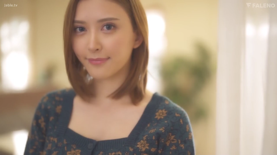 室内 · 注视镜头 · 温柔微笑 · 半身像 · 中长发 · 站立正面 · 碎花针织衫