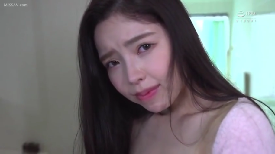 室内 · 俯身 · 委屈 · 脸部特写 · 对视 · 长发 · 粉色毛衣