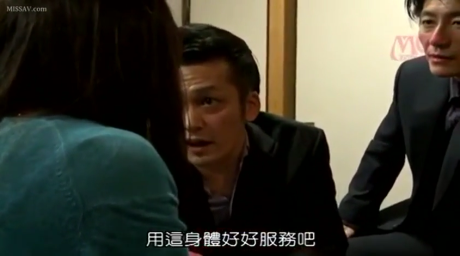 室内 · 坐姿 · 威胁 · 严肃 · 面部特写 · 有码 · 连衣裙