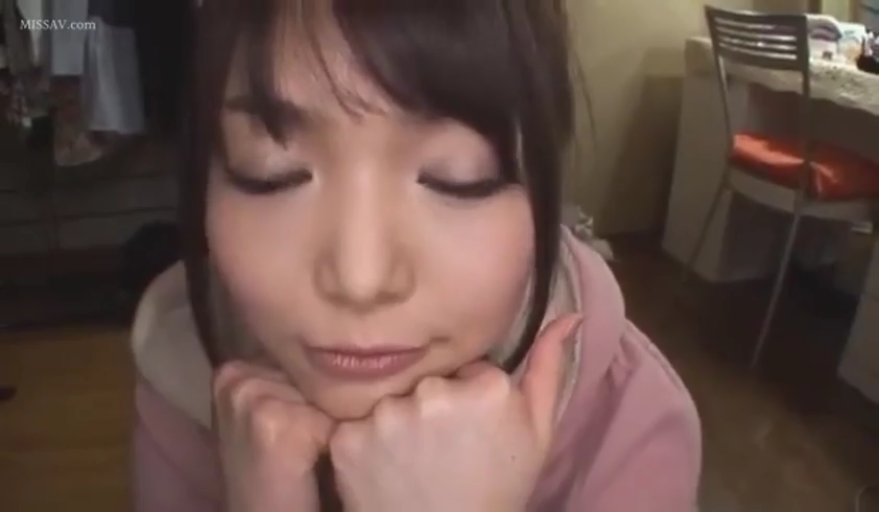 室内 · 脸部特写 · 托腮 · 粉色连帽衫