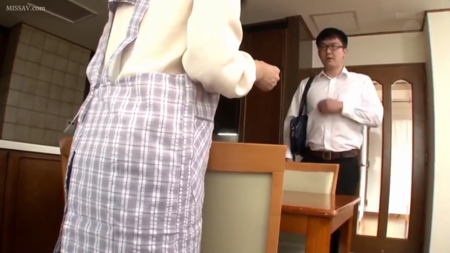 平静 · 餐厅 · 黑色西装裤 · 室内光线明亮 · 无 · 男士挎包