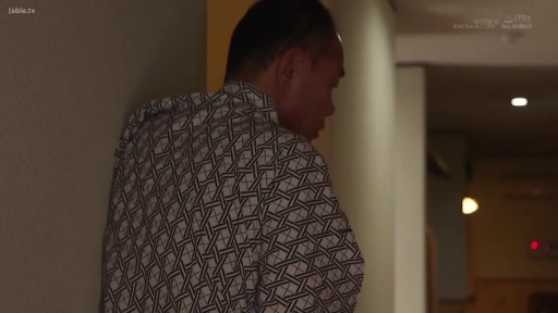 注视 · 室内走廊 · 和式浴衣 · 室内灯光昏暗 · 男人侧脸特写