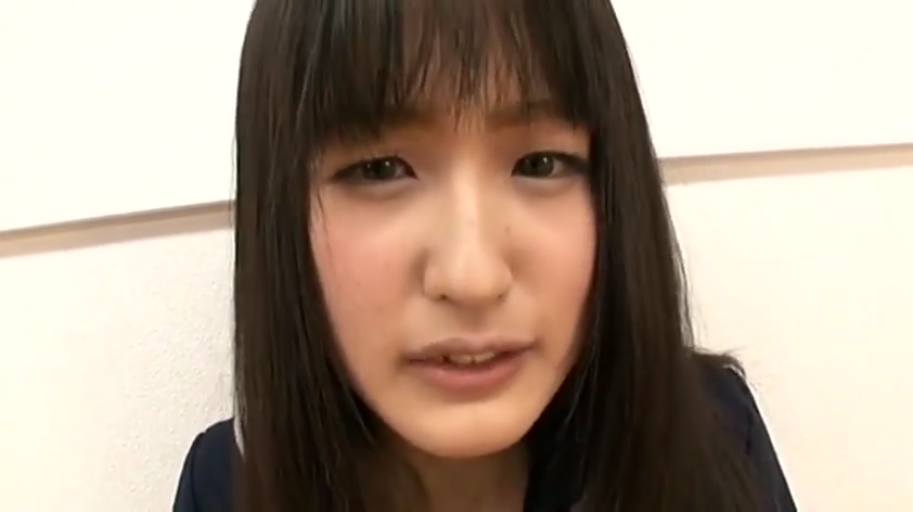 室内 · 眼睛特写 · 注视 · 深色校服上衣