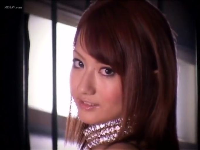 室内 · 脸部特写 · 回眸 · 注视 · 诱惑 · 亚洲女性 · 饰品 · 镶钻颈饰