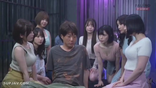 严肃 · 中景 · 多人 · 休闲服 · 铁栅栏 · 牢房 · 围坐 · 审讯