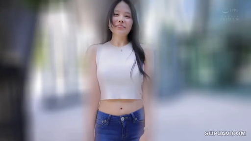 站姿 · 微笑 · 半身 · 注视 · 白色无袖短上衣 · 户外 · 露脐