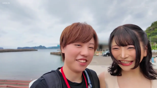 站姿 · 面部特写 · 无袖上衣 · 海边