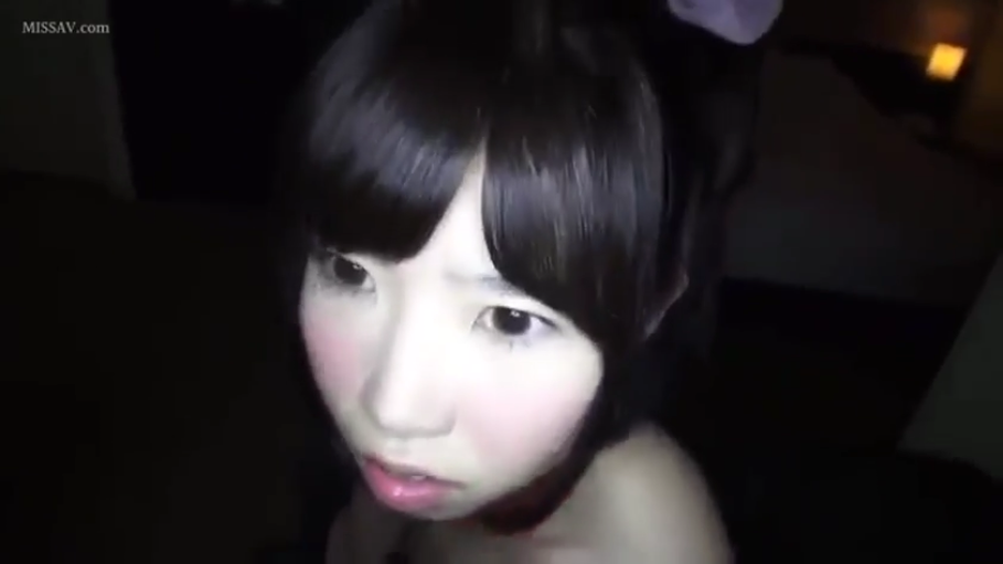 卧室 · 脸部特写 · 迷茫 · 半裸 · 暗光环境