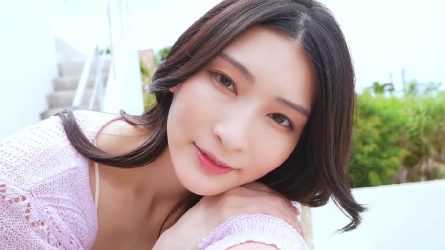 面部特写 · 户外 · 注视镜头 · 长发 · 托腮 · 甜美微笑 · 粉色针织衫