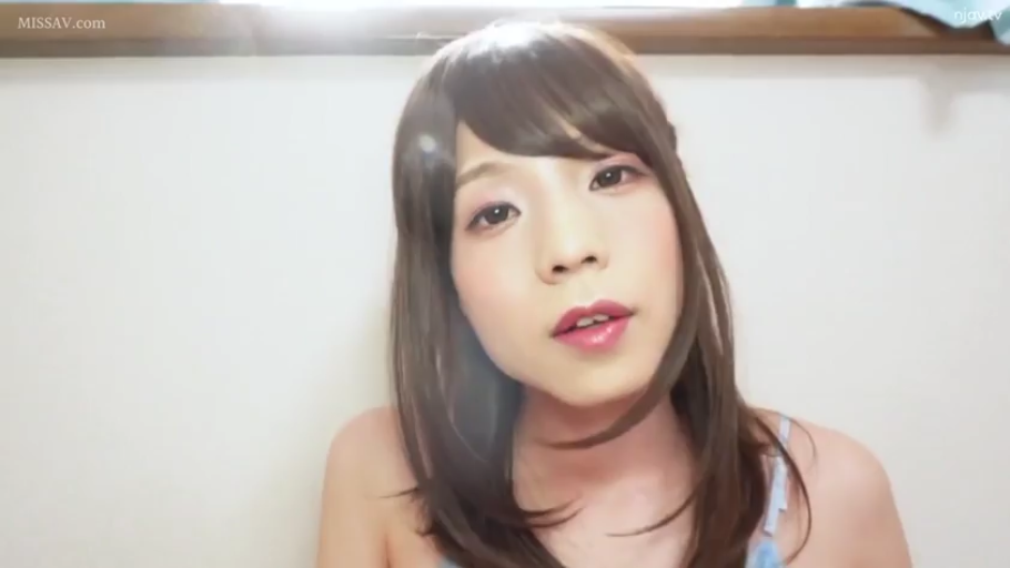 室内 · 脸部特写 · 正面 · 蓝色吊带