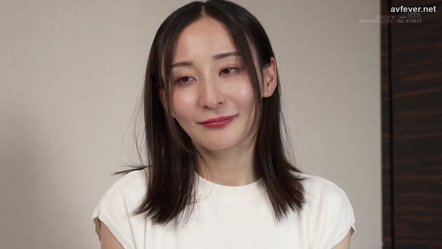 室内 · 脸部特写 · 含蓄 · 白色圆领T恤 · 画质清晰