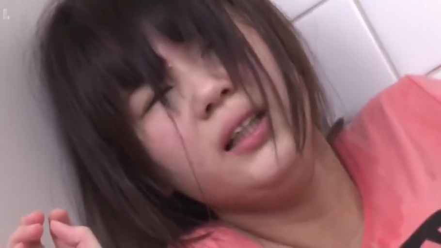 脸部特写 · 浴室 · 粉色T恤 · 躺卧